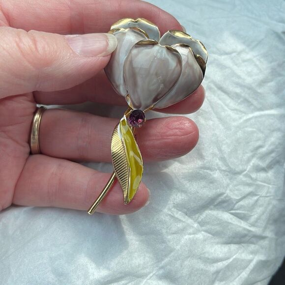 Vintage enamel metal puffed flower brooch. - Picture 4 of 9